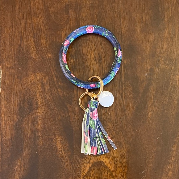 Key Ring Wristlet Floral Bracelet. NWT. - Picture 2 of 5